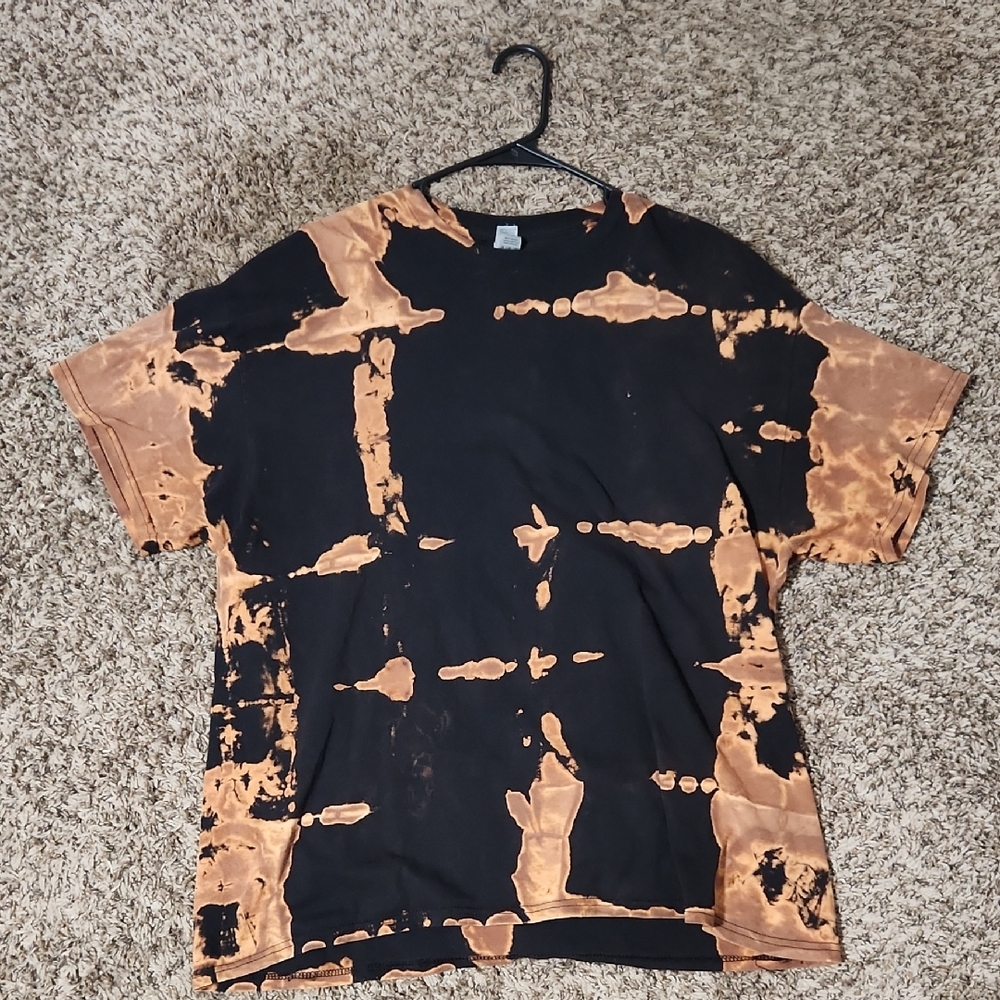 Gildan Black and Tan Short Sleeve Tee with Distressed Design